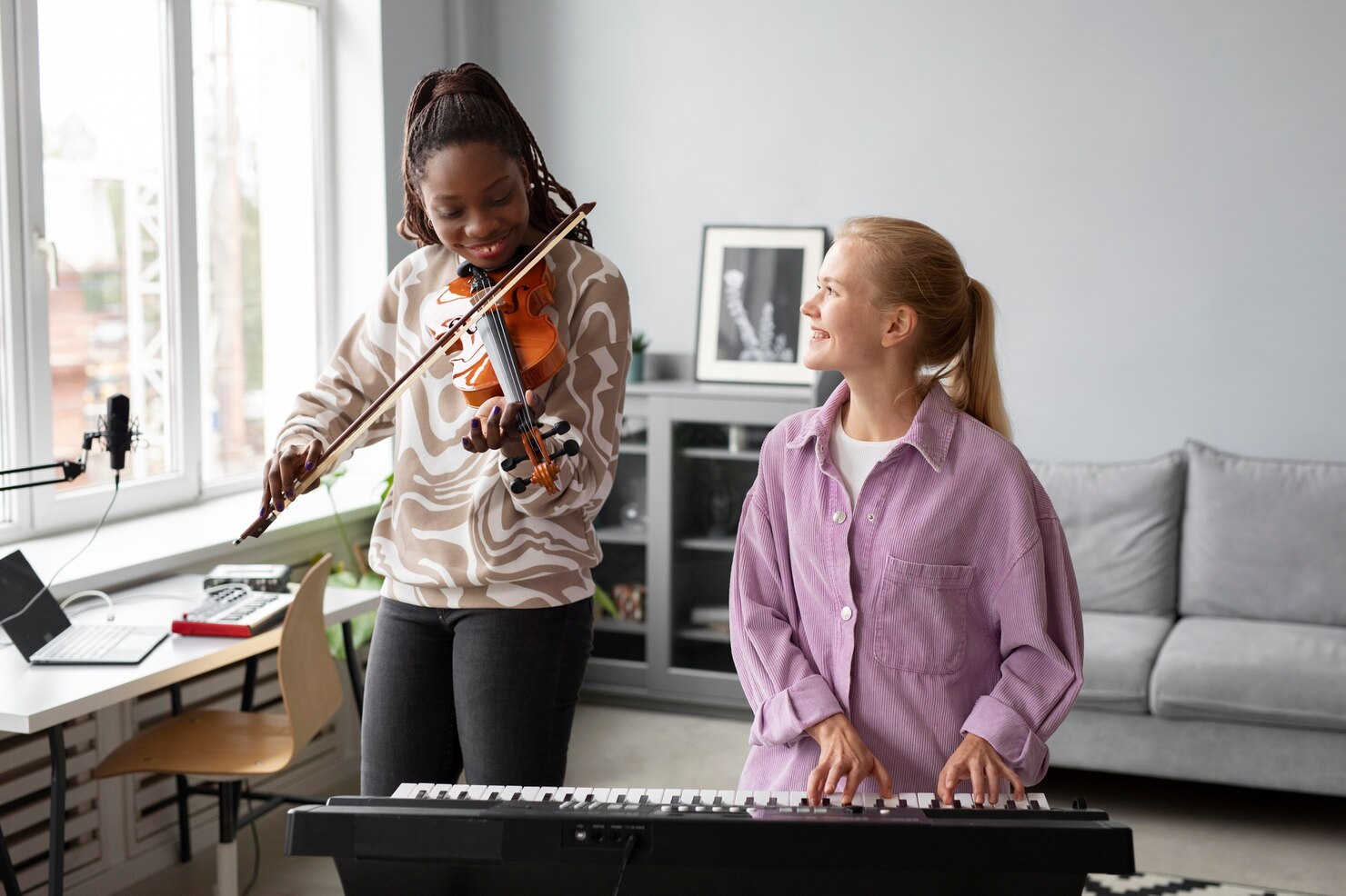 mujeres-tiro-medio-piano-violin_23-2149130798