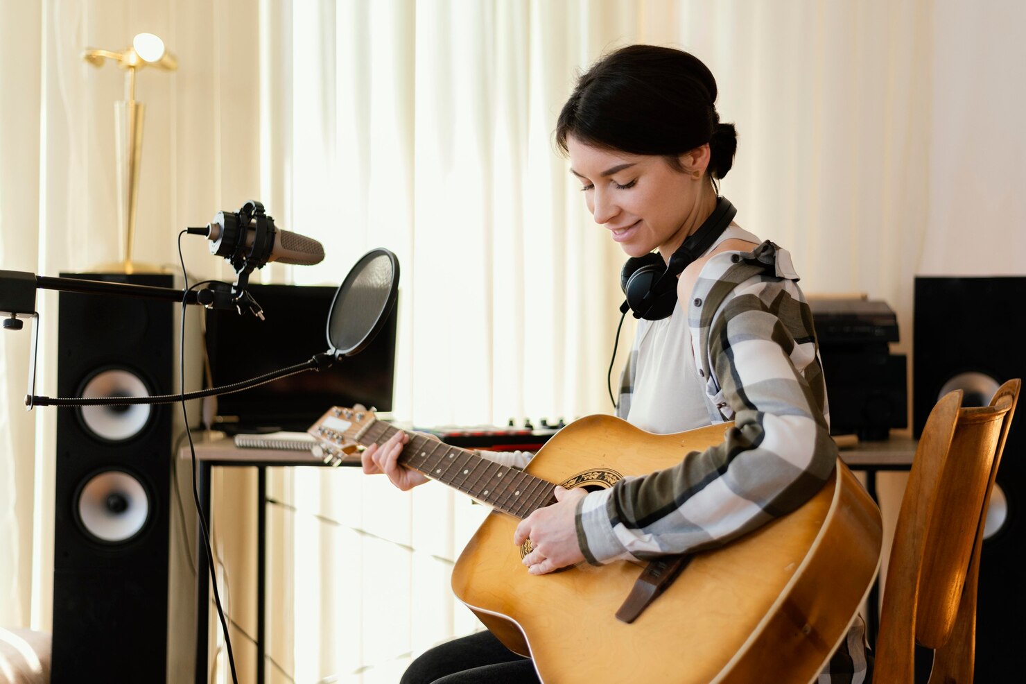 persona-que-produce-musica-home-studio_23-2148924265